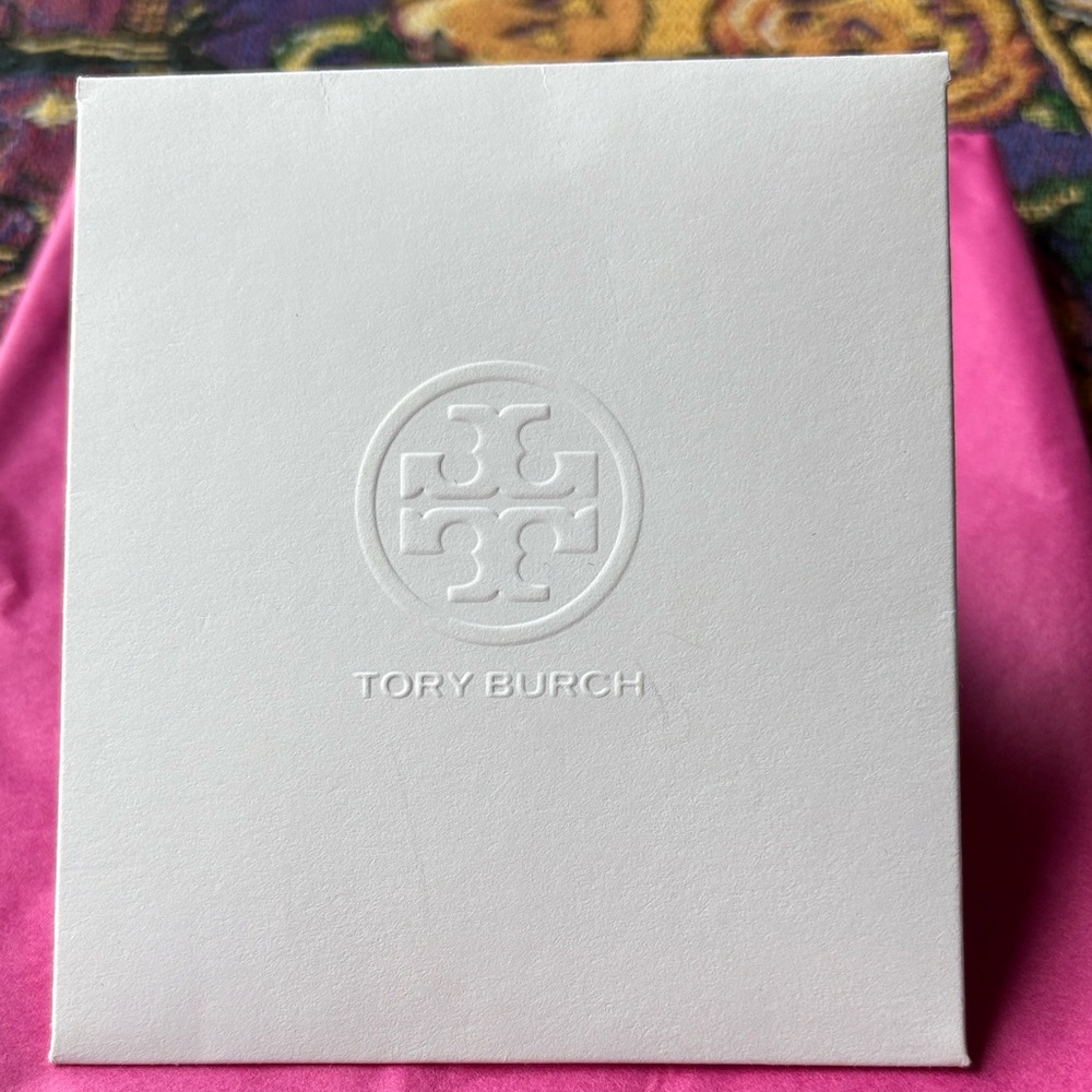 🌷 Tory Burch Embossed Envelope 🌷